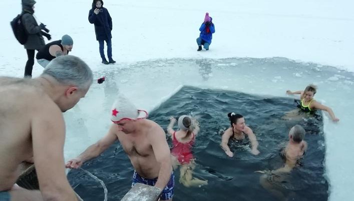 День моржа в Мурманске: северные экстремалы ныряют в прорубь