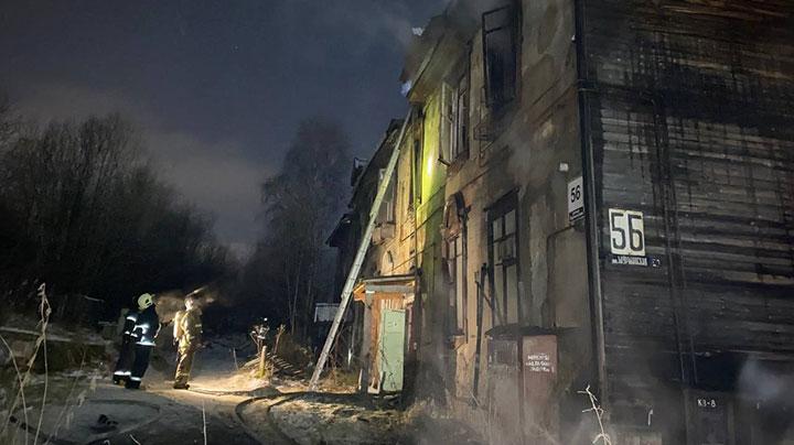 В деревянном доме в Мурманске произошел пожар