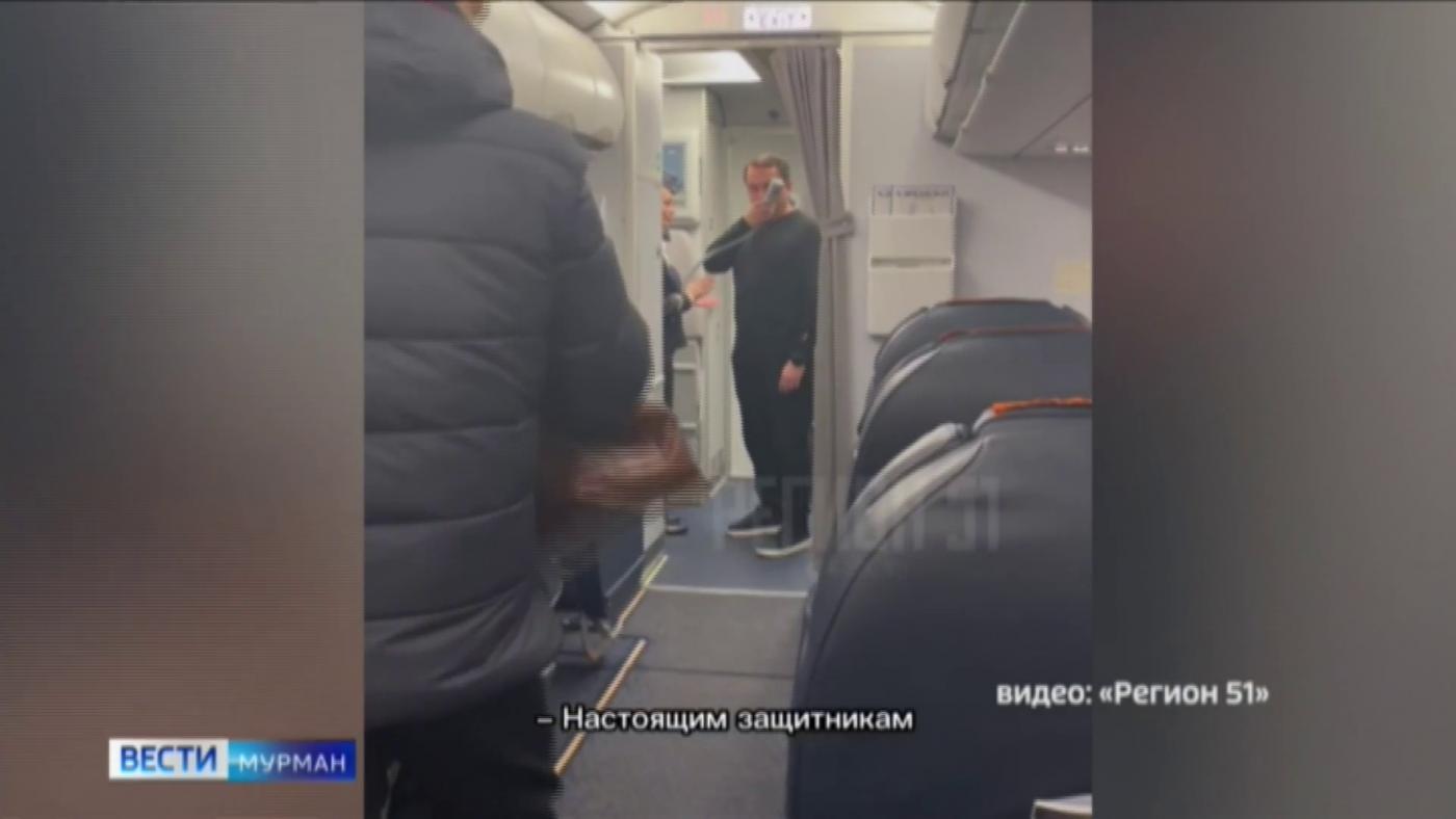 Андрей Чибис на борту самолета поблагодарил бойцов, вернувшихся с зоны спецоперации