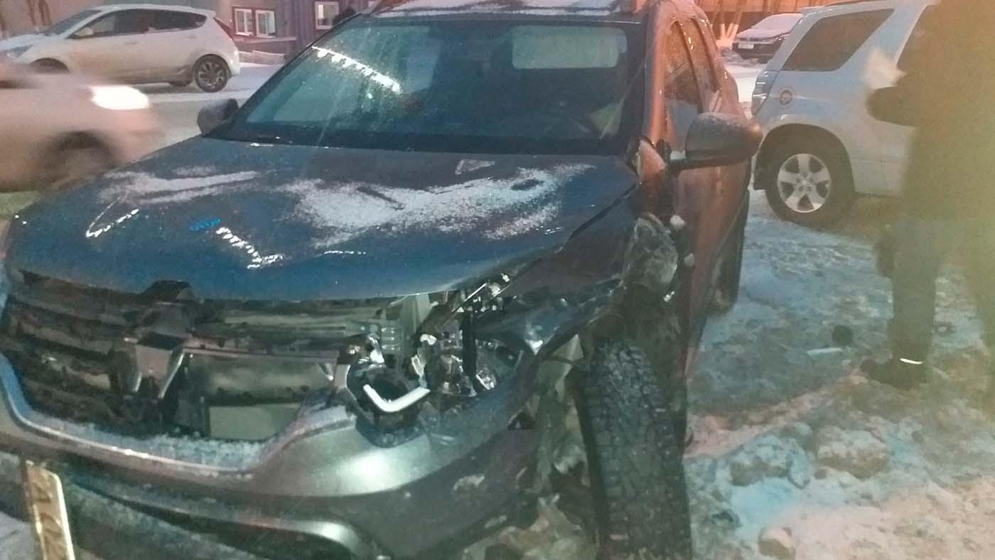 В ДТП на Шмидта в Мурманске пострадал водитель Renault