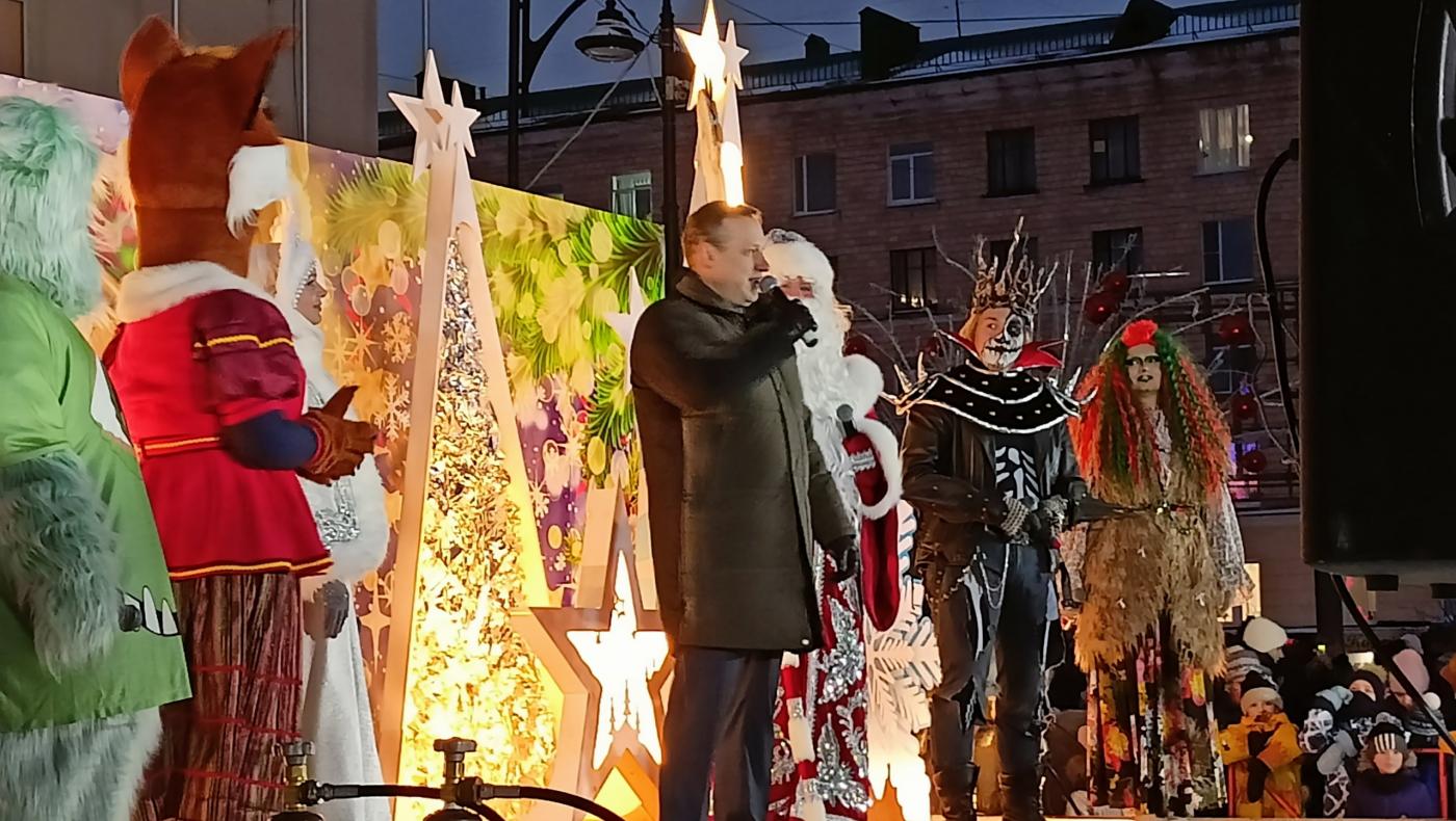 В Североморске зажгли огни на главной елке и объявили конкурс «Елочное чудо»