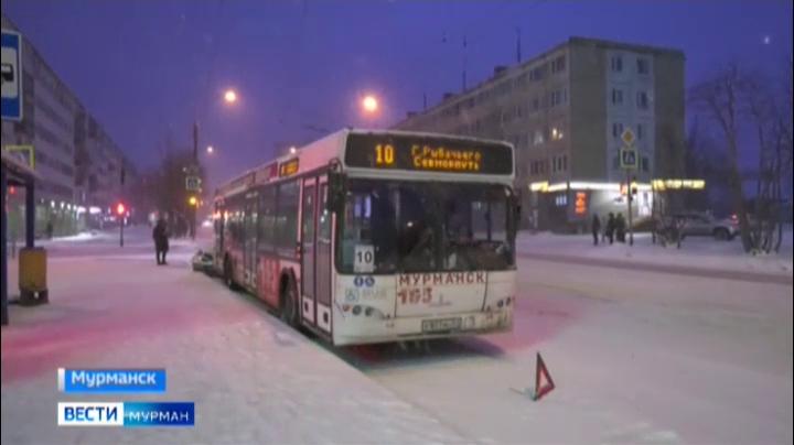 В центре Мурманска столкнулись 2 автомобиля и автобус