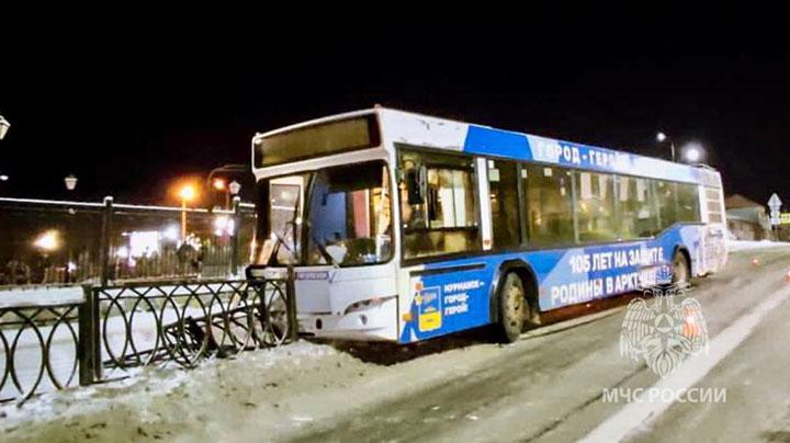 Автобус протаранил дорожное ограждение в Мурманске