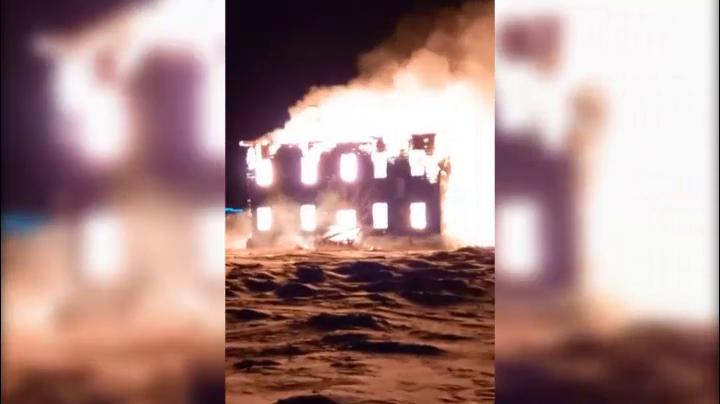 В Териберке горит заброшенное здание бывшего интерната