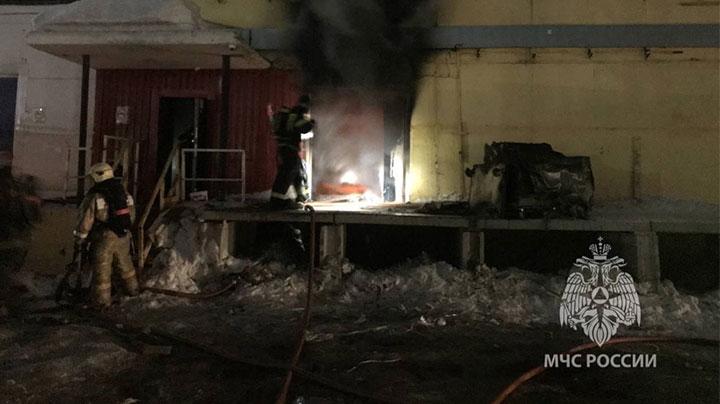 Пожар повредил заброшенное здание на Фрунзе в Кандалакше