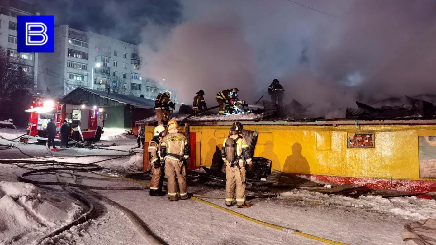 Мурманские пожарные продолжают борьбу с огнем на складе в Водопроводном переулке