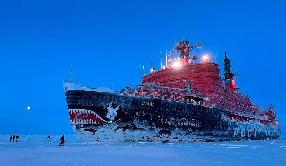 Семь ледоколов встретят Новый год в Арктике
