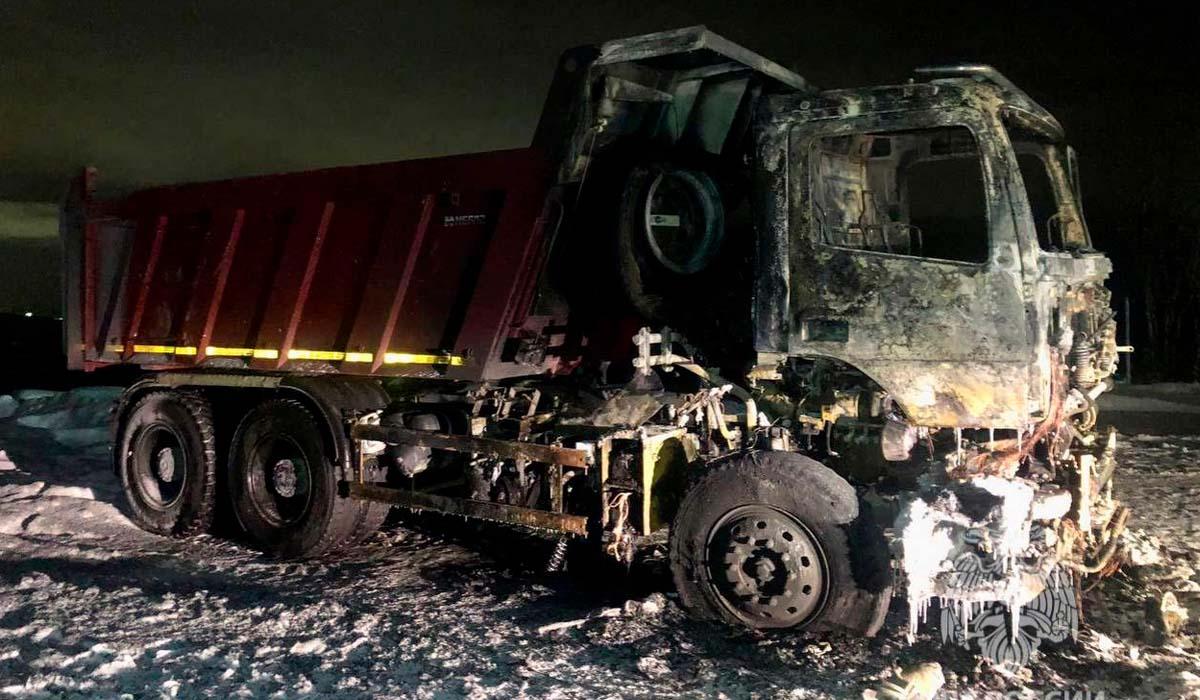 Пожарные потушили загоревшийся грузовик на дороге к аэропорту Мурманск
