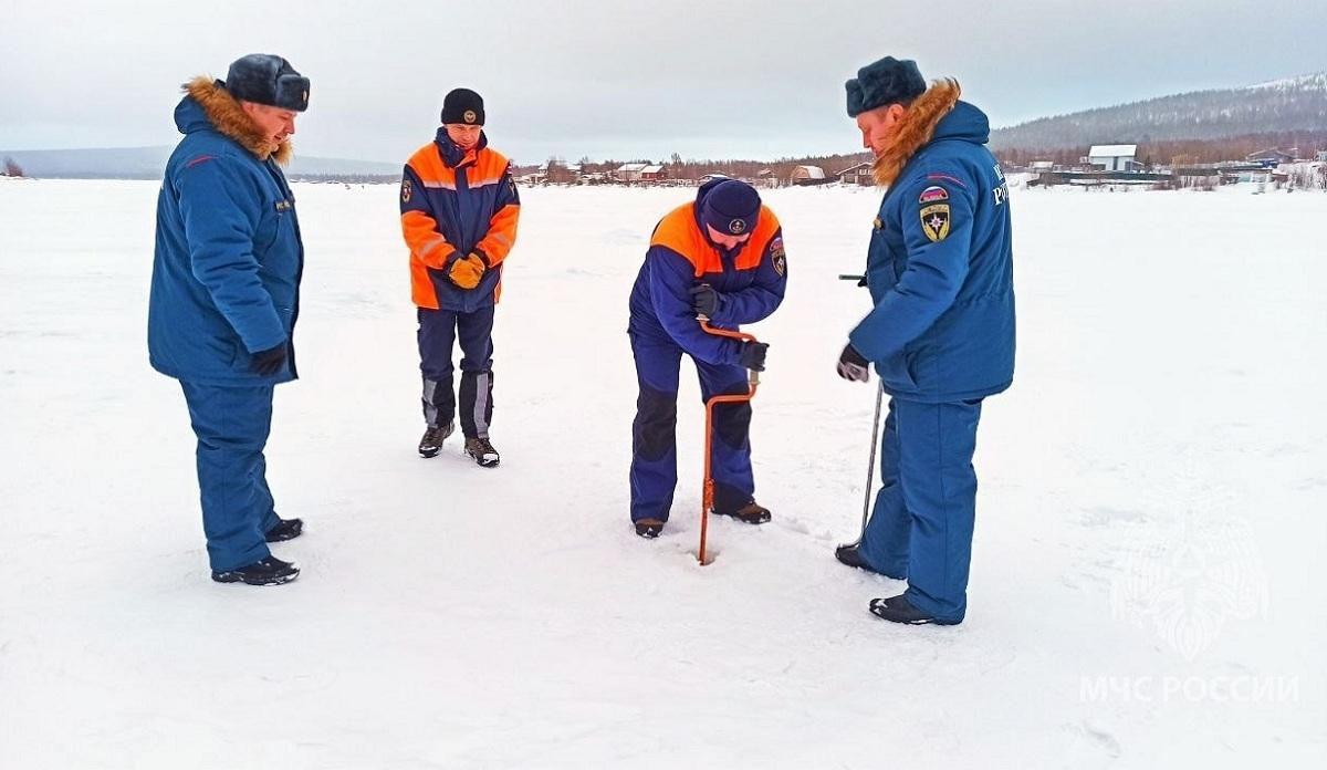В Мурманской области инспекторы ГИМС проверяют лед на прочность