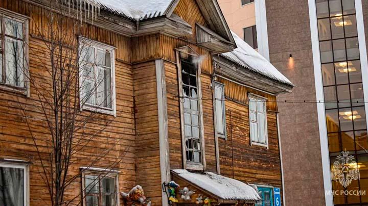Прокуратура начала проверку после пожара в аварийном доме в Мурманске