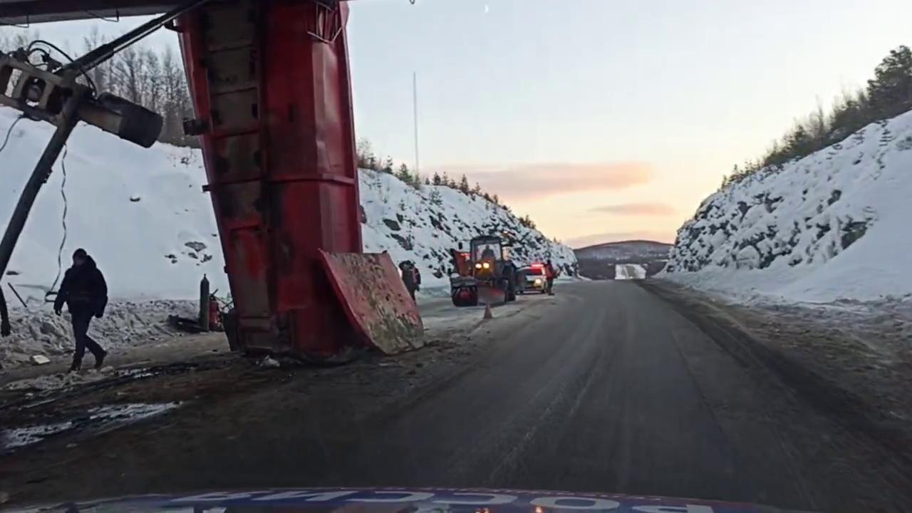 От застрявшего под мостом в Мурманской области грузовика остался только кузов