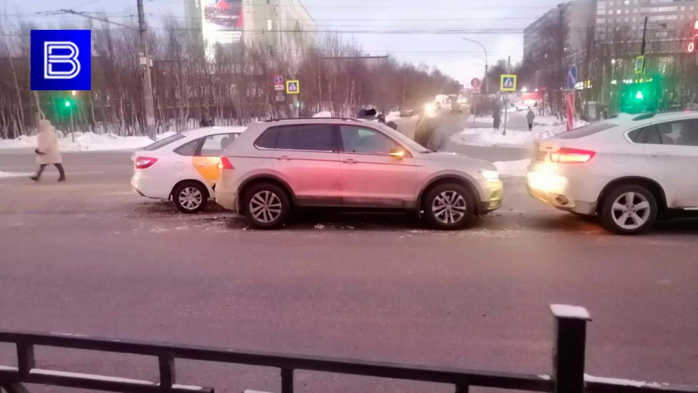 Три автомобиля столкнулись в Мурманске на Кольском проспекте