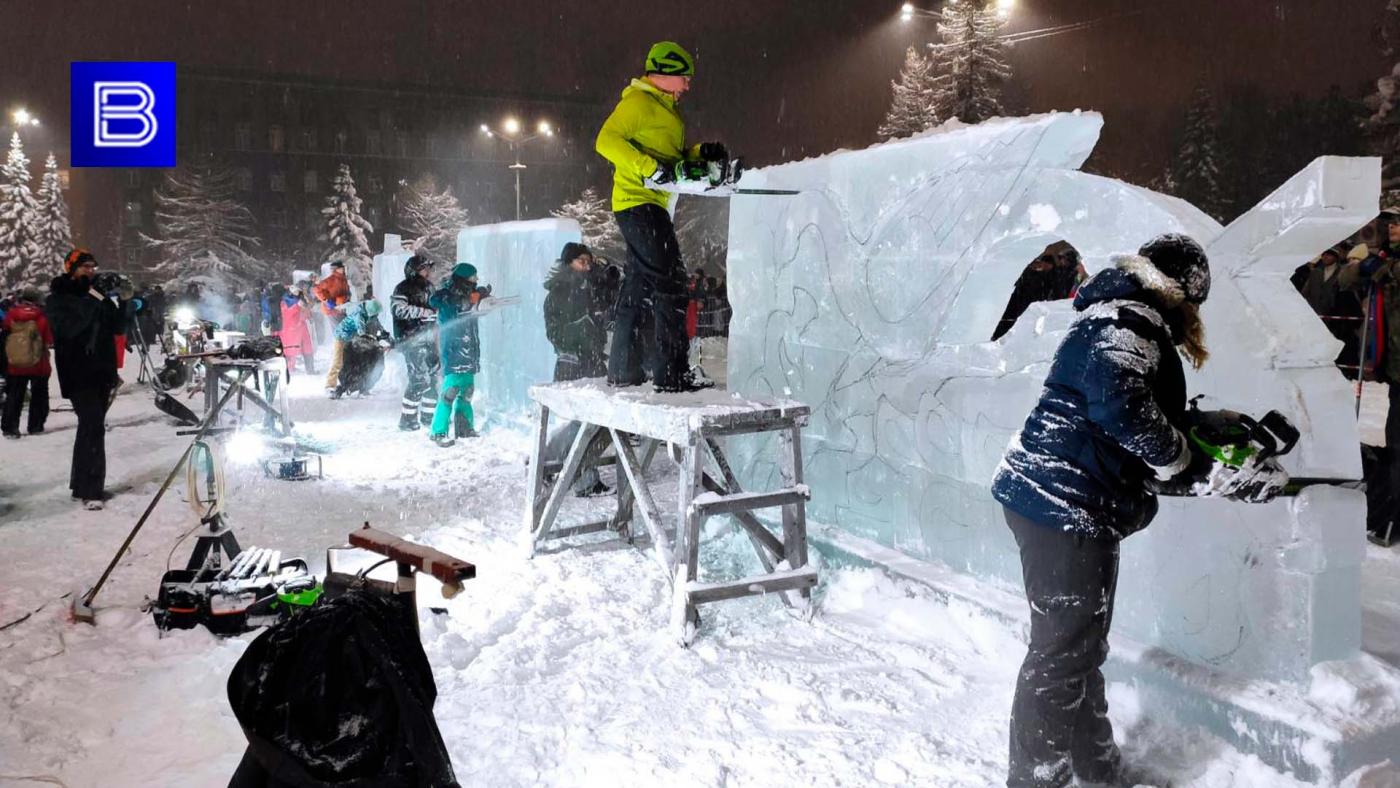 В Апатитах 10 мастеров создают ледяные фигуры на конкурсе &quot;Бешеная пила&quot;