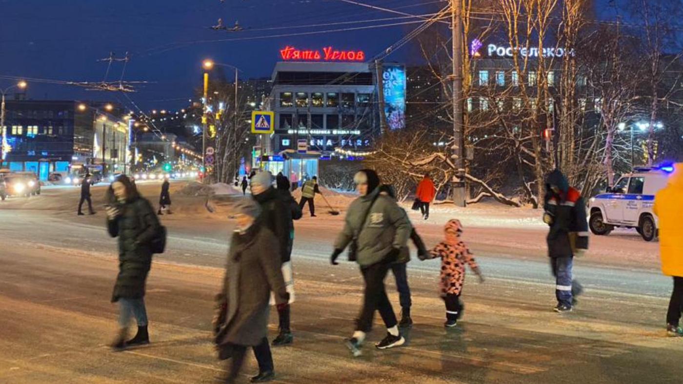 На перекрестке проспекта Ленина и улицы Воровского в Мурманске не исправен светофор