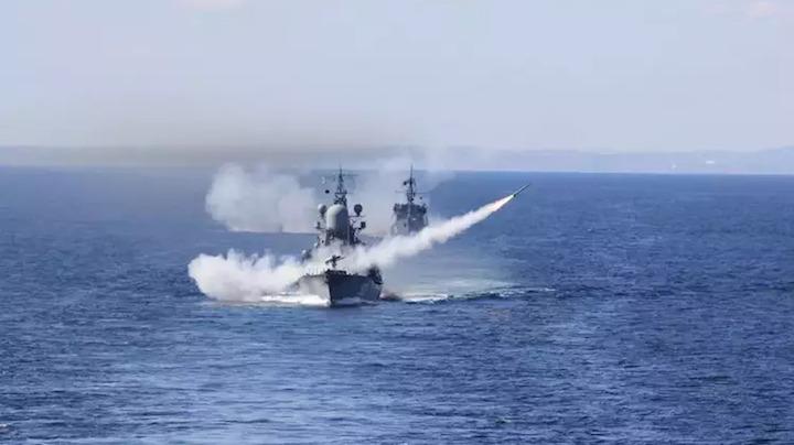 Малый ракетный корабль &quot;Рассвет&quot; Северного флота выполнил артиллерийские стрельбы в Баренцевом море