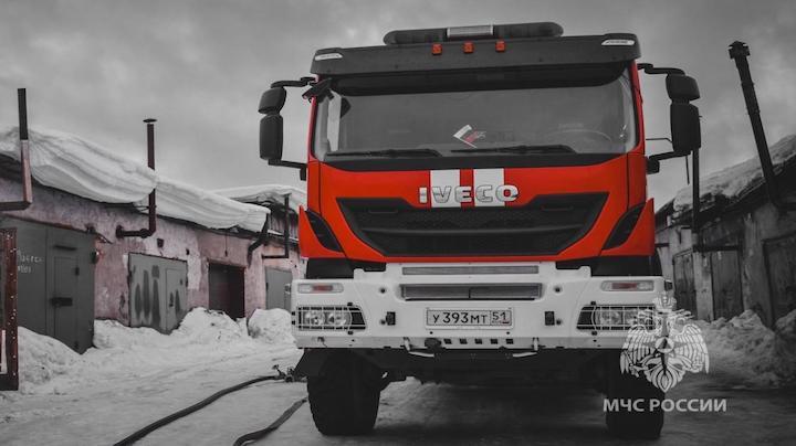 Четыре газовых баллона эвакуировали во время пожара в гараже в Мурманске