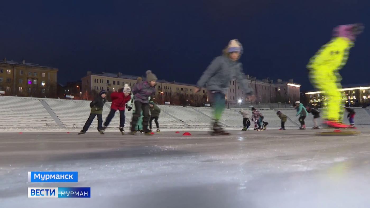 Мурманские юные конькобежцы в этом сезоне впервые вышли на лед Центрального стадиона профсоюзов