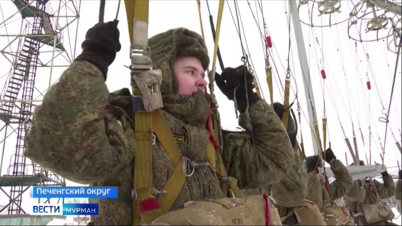 Морские пехотинцы Северного флота отрабатывают навыки прыжков с парашютом