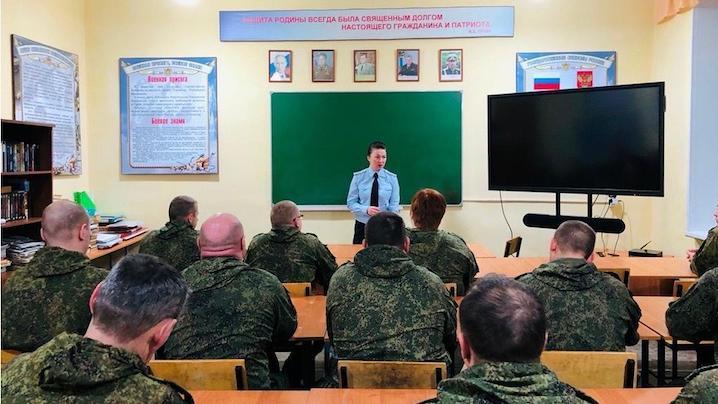Сотрудники Госавтоинспекции провели профилактическую лекцию с военнослужащими