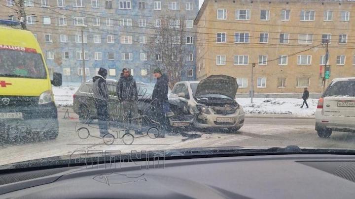 На перекрестке улиц Свердлова и Домостроительная произошла авария