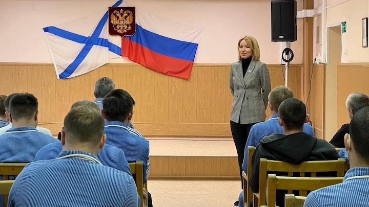 Татьяна Сахарова навестила раненых бойцов в североморском госпитале