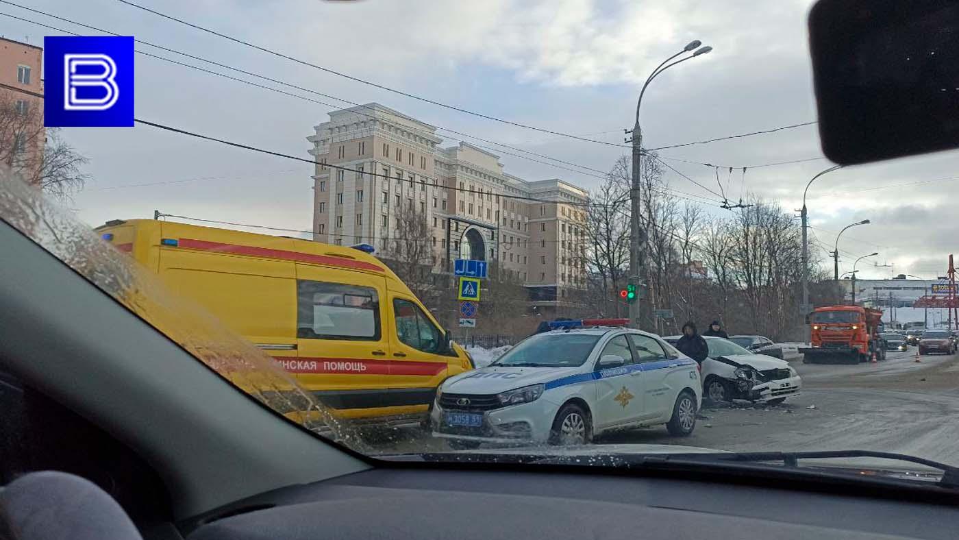 Одного человека госпитализировали в результате ДТП на проспекте Ленина в Мурманске