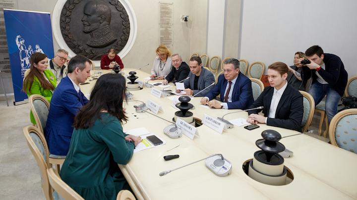 В Общественной палате обсудили возможности и риски рунета для несовершеннолетних