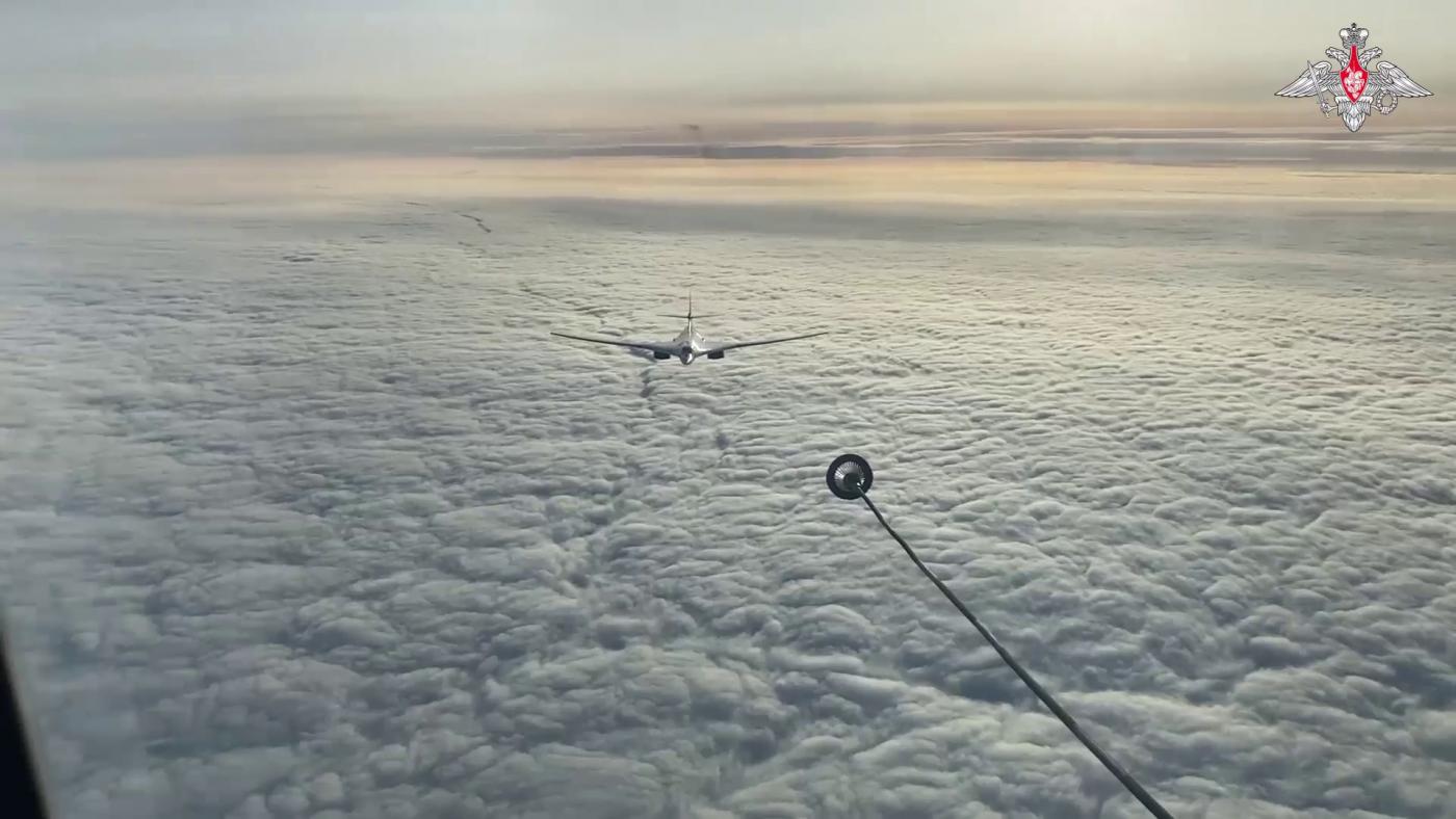 Два ракетоносца Ту-160 выполнили плановый полет в воздушном пространстве над нейтральными водами акваторий Баренцева и Норвежского морей
