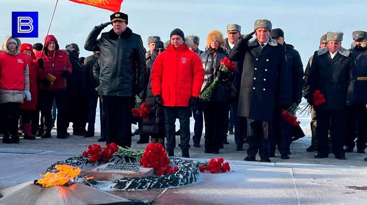 В День защитника Отечества к мемориалу в Мурманске возложили цветы