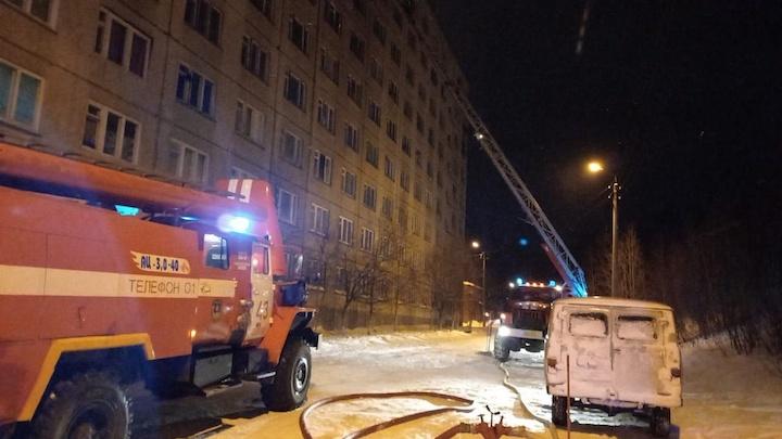С места пожара в Оленегорске спасли 10 человек