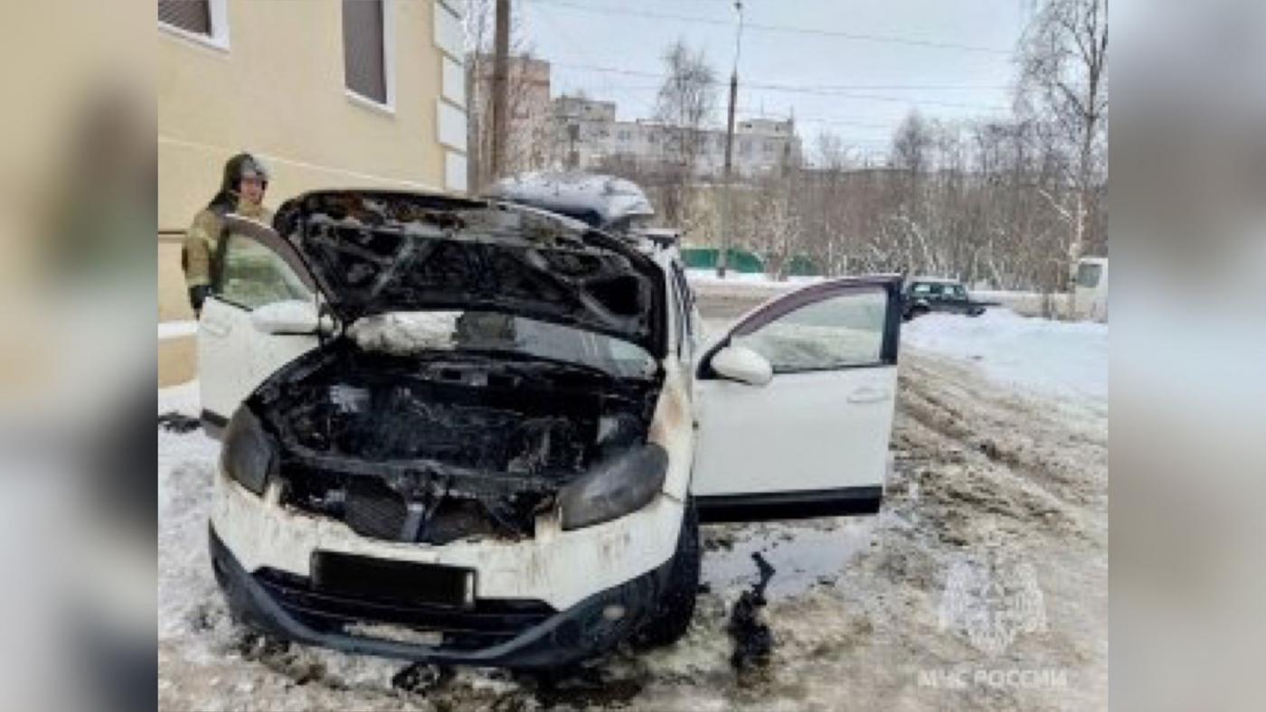 Во дворе на Ленина в Мурманске загорелся автомобиль