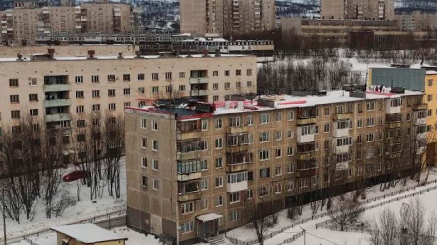 В Мурманске ремонтируют крыши домов на Ломоносова и Олега Кошевого