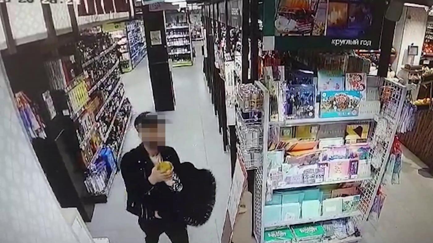 В Мурманске мужчина похитил дорогостоящий алкоголь из двух известных супермаркетов