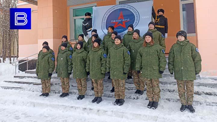 Из казармы - на бал: 17 североморских школьниц на неделю окунулись в армейскую жизнь