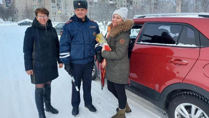&quot;Цветы для автоледи!&quot; - полицейские Мурманской области поддержали Всероссийскую акцию