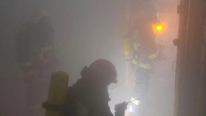 В Апатитах 11 пожарных тушили огонь в жилом доме