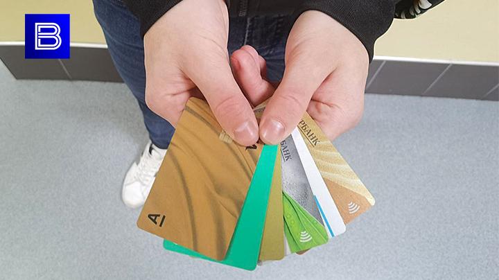 В Мурманске охранник магазина оплатил свои покупки чужой банковской картой 