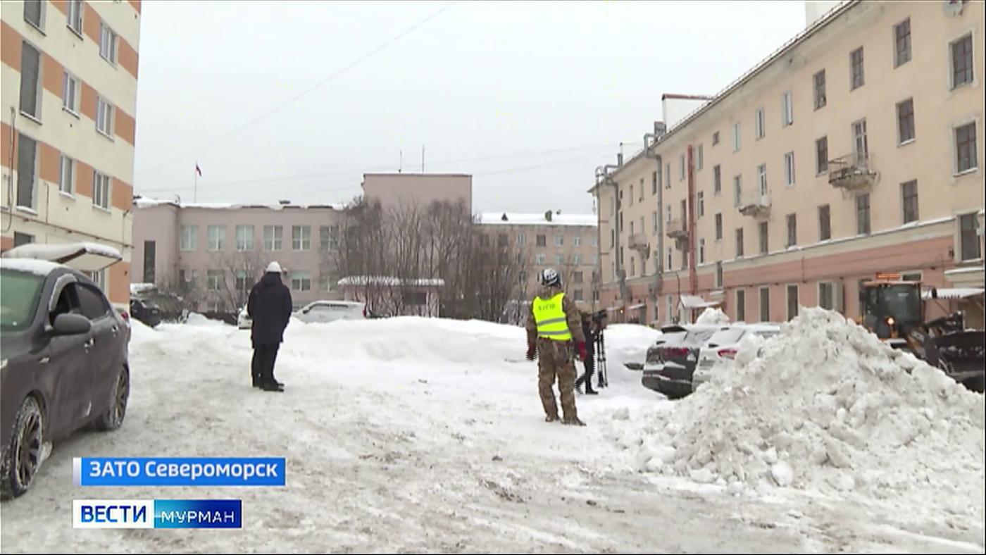 Североморские коммунальщики борются с последствиями мартовских снегопадов