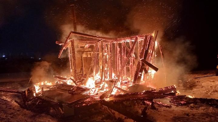 Дом и баня сгорели в Кандалакше