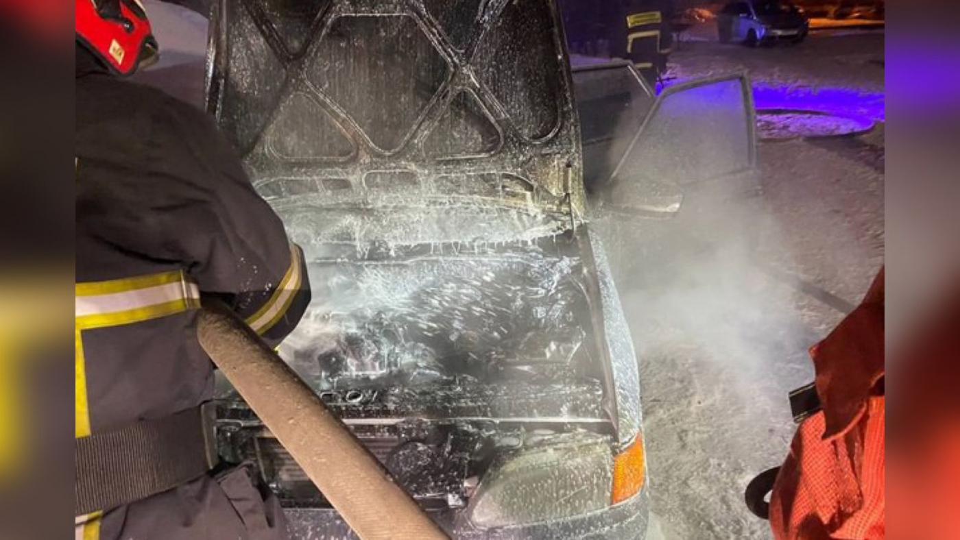 Ночью в Мурманске во дворе на Кольском проспекте сгорела иномарка