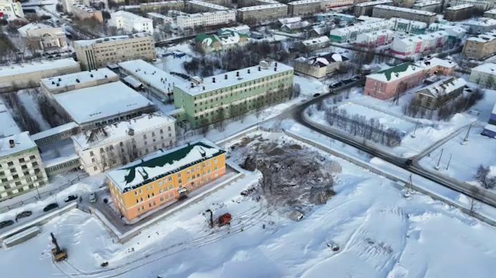 В Мурманске на Советской улице продолжается подготовка стройплощадки под новую школу