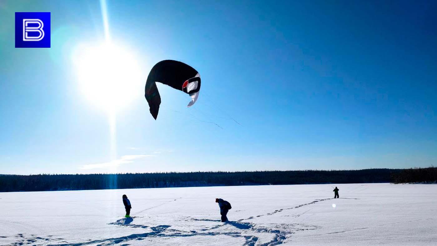 Праздник Севера: в Кольском Заполярье стартовали соревнования по сноукайтингу