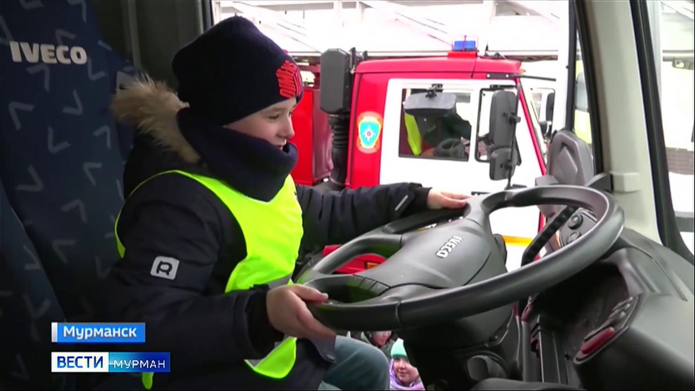 В Мурманске для школьников провели экскурсию по пожарной части