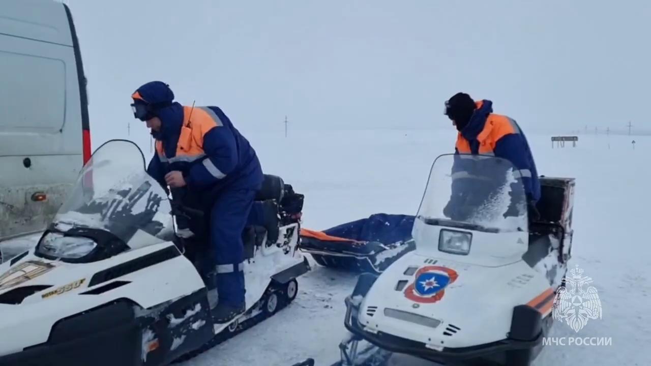 Спасатели эвакуировали более 100 человек из снежной западни в Териберке