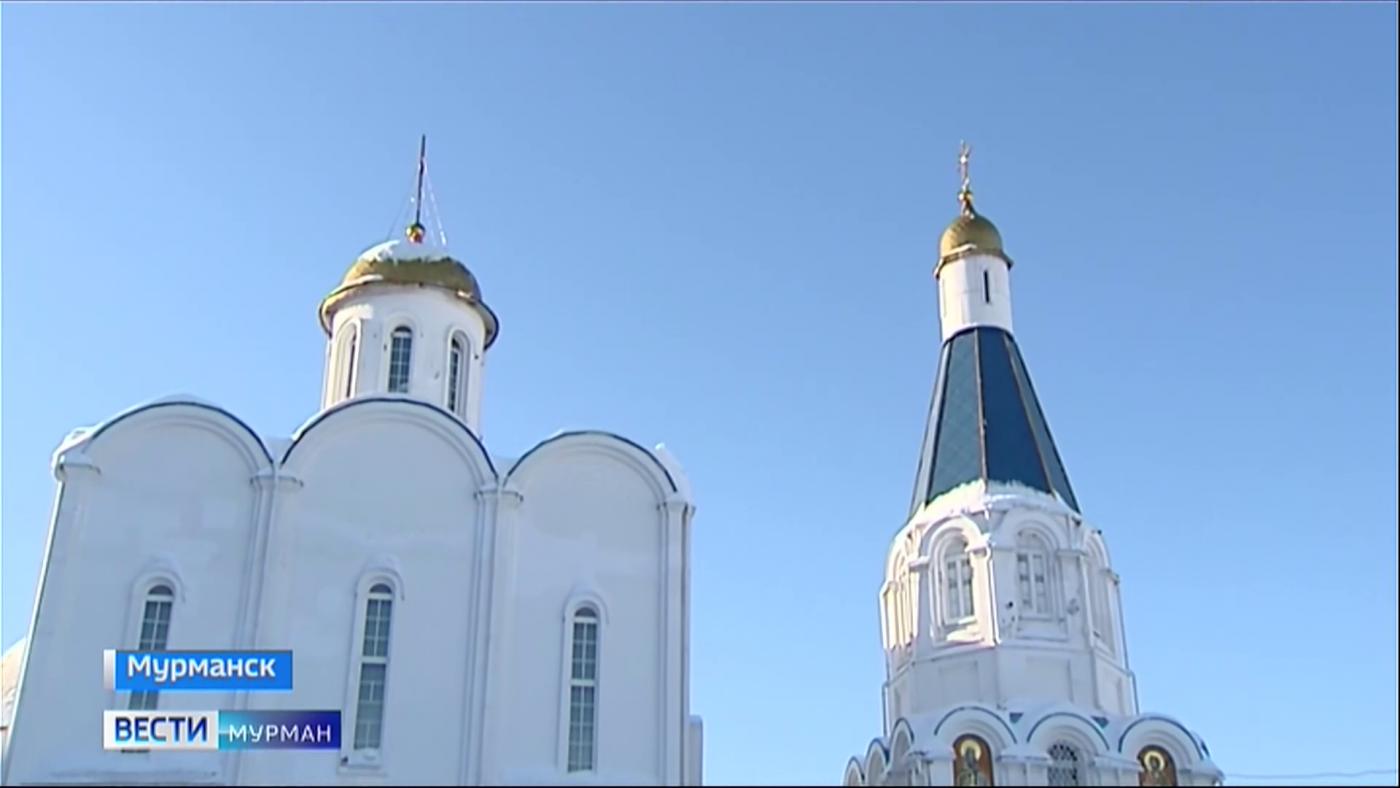 В Мурманске на Преображенский духовно-спортивный центр установили купола и кресты