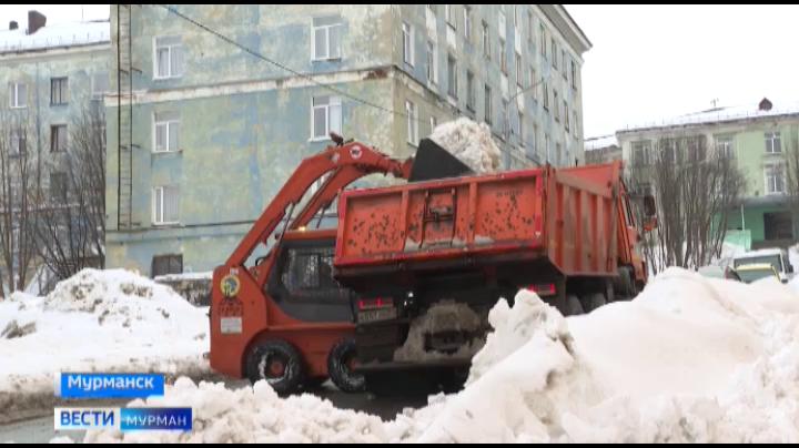 В Мурманске продолжается уборка снега после мартовского рекорда по количеству осадков