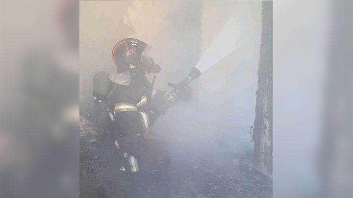 В Кандалакше 5 пожарных ликвидировали возгорание в доме