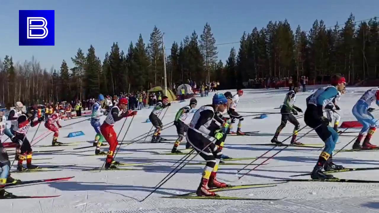 Олимпийский чемпион Сергей Устюгов борется за победу в лыжном супермарафоне в Мончегорске