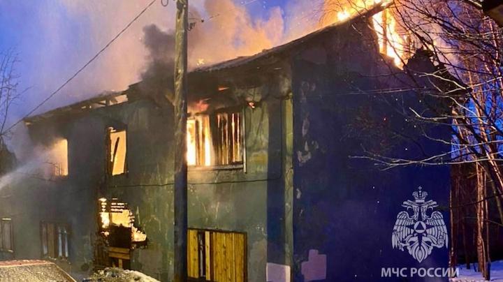 У нежилого дома на Радищева в Мурманске сгорела часть кровли