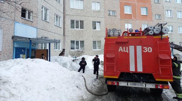 В Кировске из горящей квартиры спасли человека